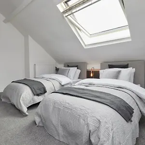 https://your-sheffield-stays-spacious-5-bedroom-house.yorkshirehotels.net